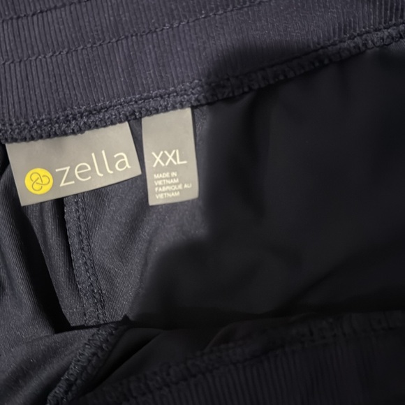 Zella Live In Pocket Joggers with drawstring waist in black - Picture 2 of 5